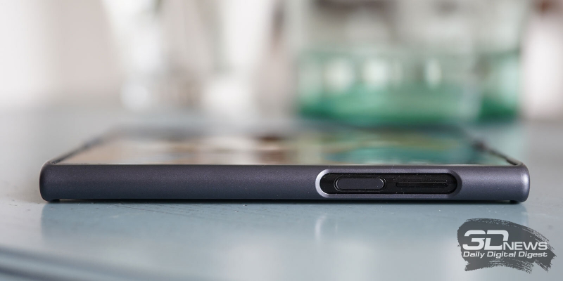 Huawei Mate Xs, правая грань: клавиша включения, совмещенная со сканером отпечатков пальцев, две клавиши регулировки громкости 