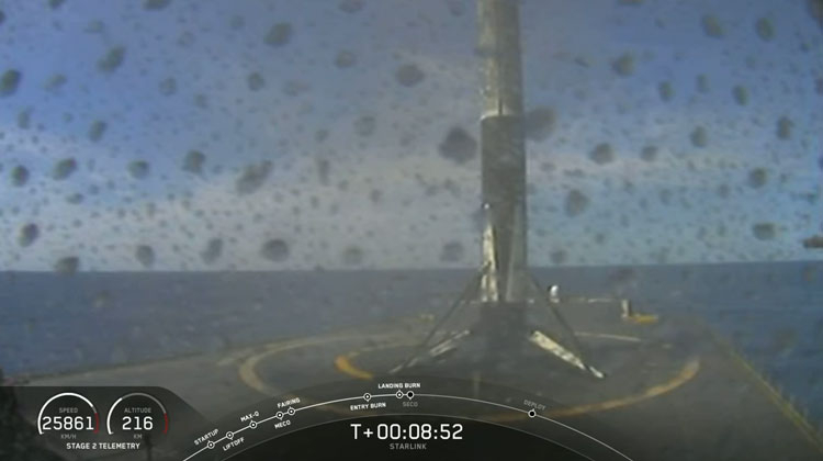 Первая ступень РН Falcon 9 после приземления на морскую платформу ()