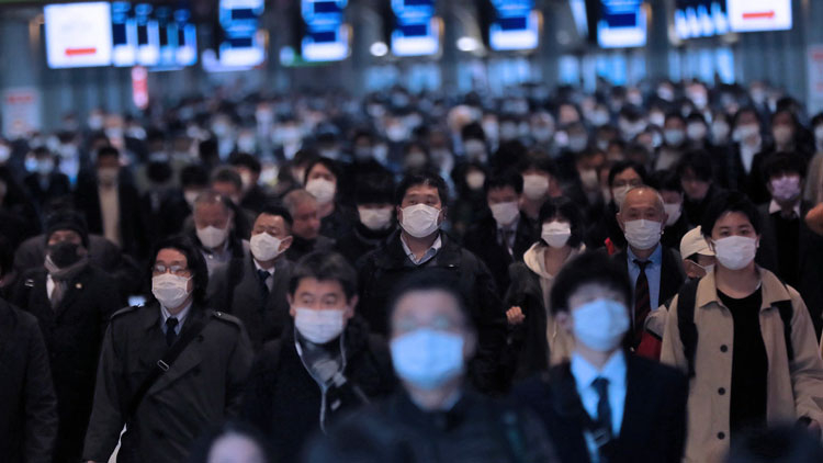 Городской транспорт в Японии продолжает быть перегруженным даже в условиях пандемии (Makoto Okada)