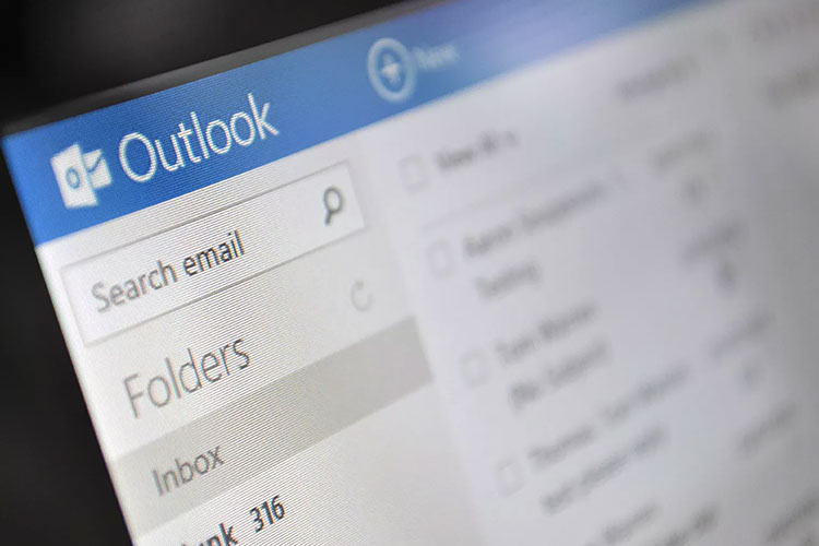 Microsoft добавила в веб-версию Outlook функцию предсказания текста в духе Gmail