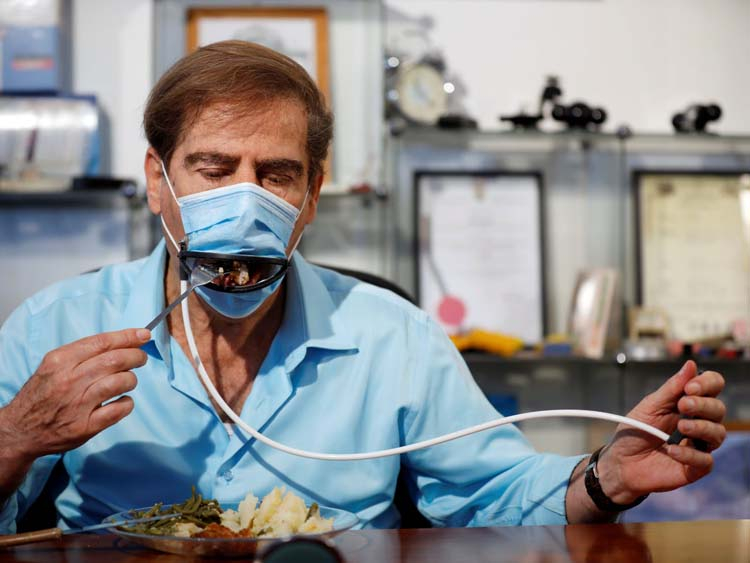 В Израиле создали защитную маску с механически управляемым отверстием для приёма пищи