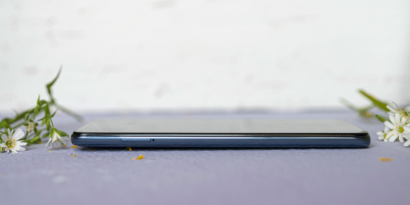  Xiaomi Redmi Note 9S, левая грань: слот для карточек nano-SIM и карты памяти 