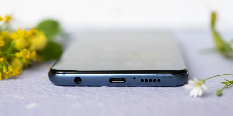  Xiaomi Redmi Note 9S, нижняя грань: мини-джек, порт USB Type-C, микрофон, динамик 