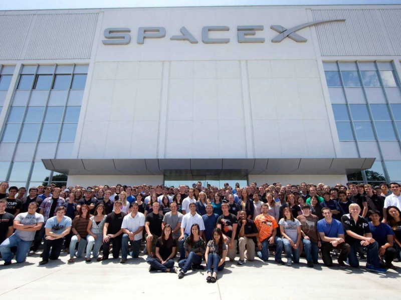  Стажеры SpaceX перед зданием штаб-квартиры компании в Хоторне. Фото SpaceX Internship Program 