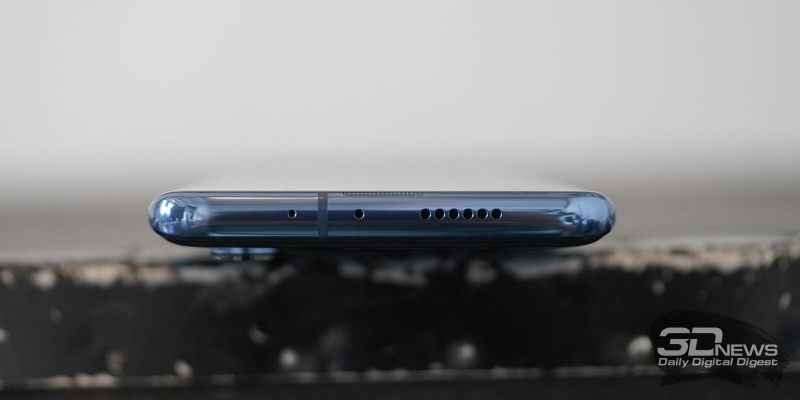  Xiaomi Mi 10, верхняя грань: динамик и два микрофона 