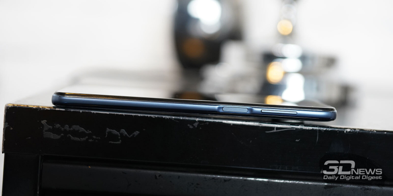  Xiaomi Redmi Note 9 Pro, правая грань: клавиша включения/блокировки со встроенным сканером отпечатков и клавиша регулировки громкости/спуска затвора камеры 