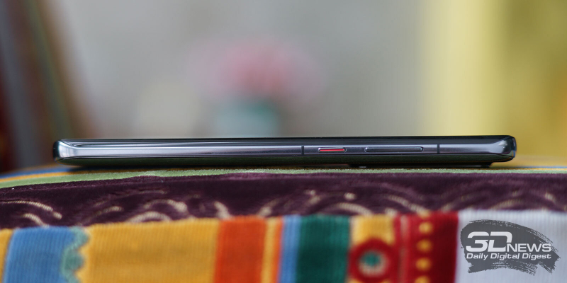  Huawei P40 Pro+, правая грань: клавиши включения/блокировки смартфона и регулировки громкости 