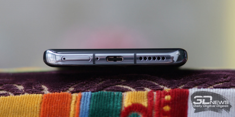  Huawei P40 Pro+, нижняя грань: слот для SIM-карт/карты памяти, микрофон, порт USB Type-C, основной динамик 