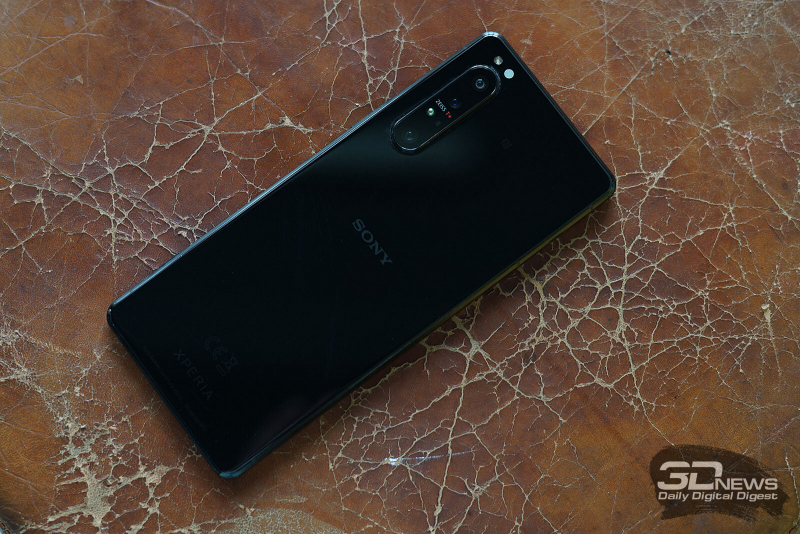 Sony Xperia 1 II, задняя панель: в углу — блок с четырьмя камерами, там же датчики и одинарная светодиодная вспышка