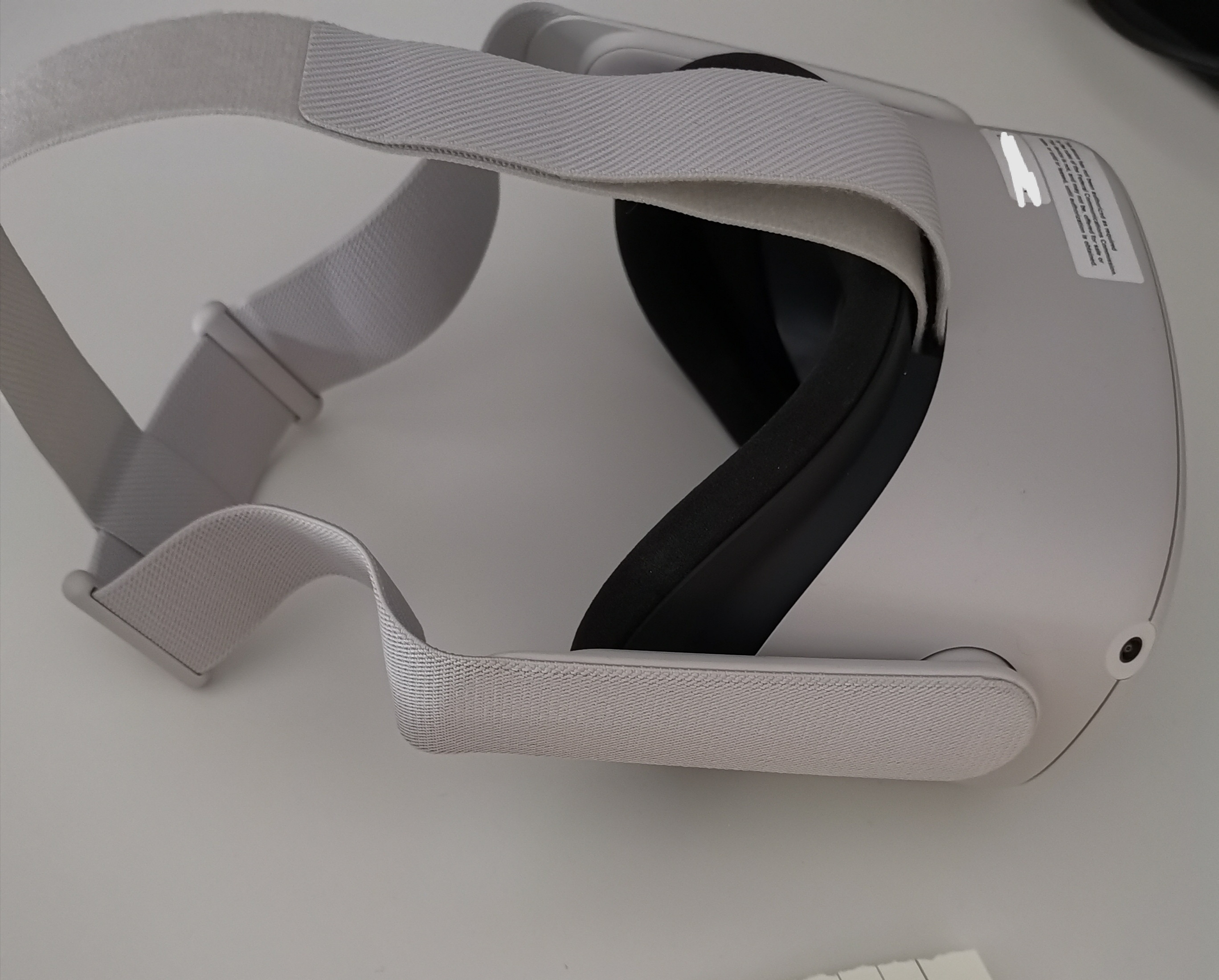 VR-гарнитура Oculus Quest 2 дебютирует в сентябре. Представлены фото прототипа
