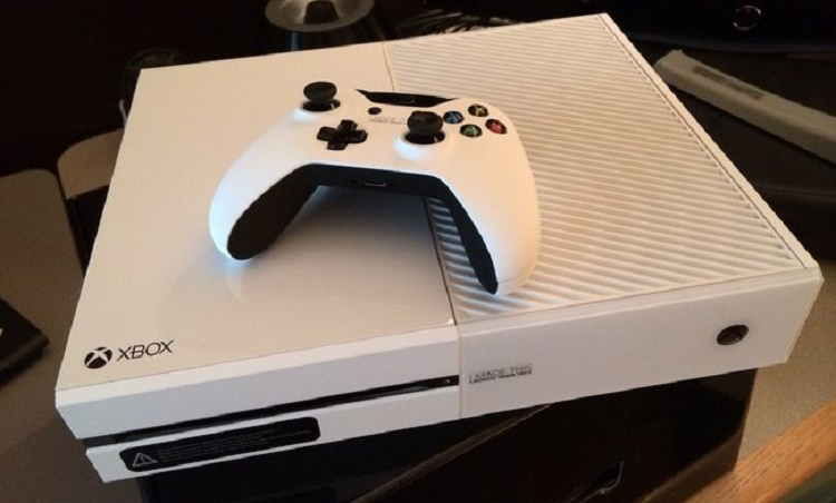 Среди новых консолей Microsoft будут альбиносы? Всплыло фото белого контроллера для Xbox Series X