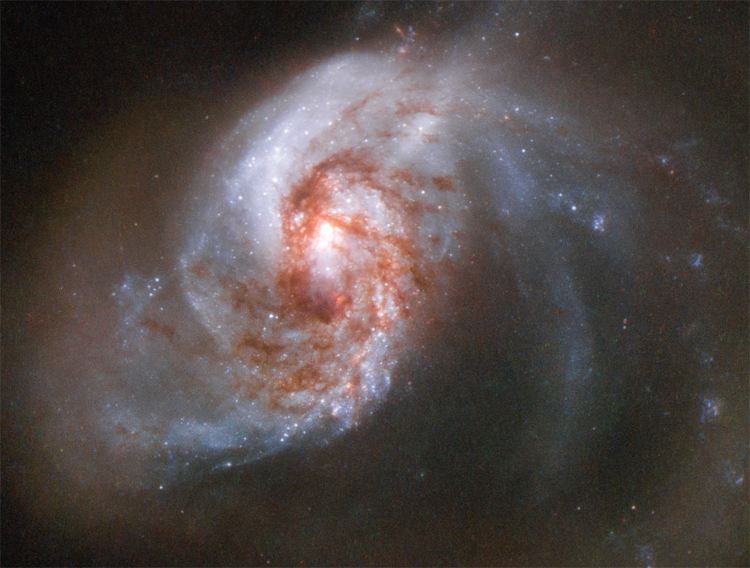 Фото дня: эксцентричная галактика с пылающим «сердцем»