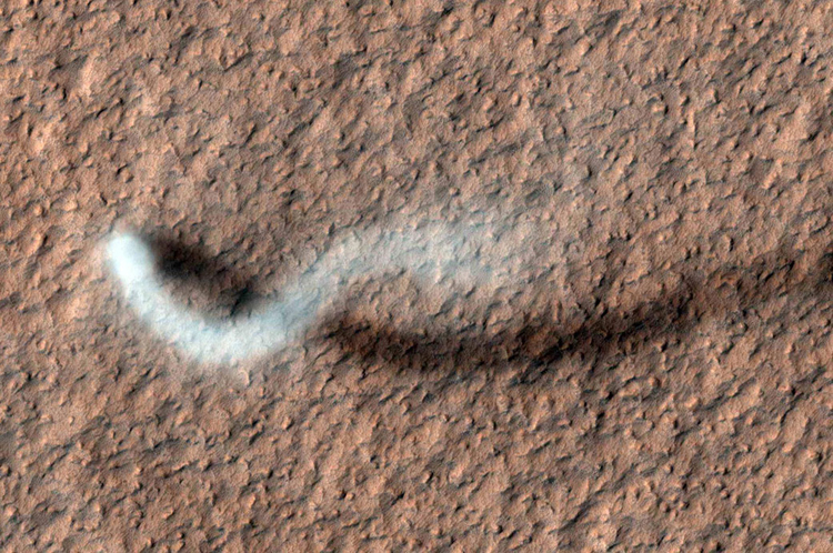 Фото дня: потрясающие снимки Марса в честь пятнадцатилетия орбитальной станции MRO