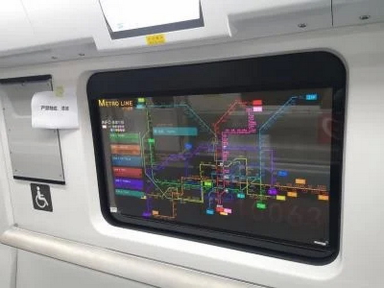 LG начала устанавливать прозрачные OLED-экраны вместо окон в вагонах китайского метро