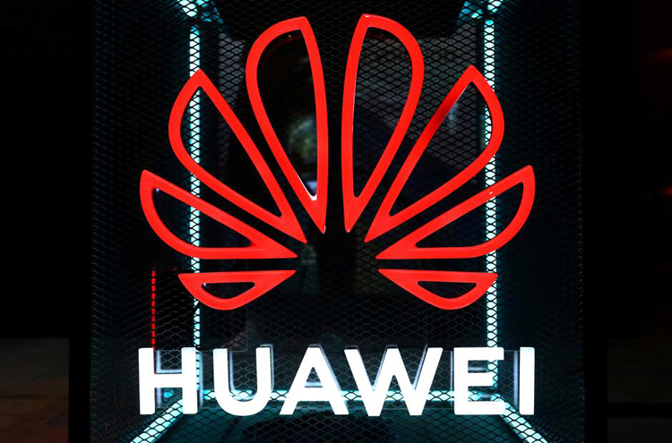 Huawei запатентовала смартфон с подэкранной и крестообразной камерами