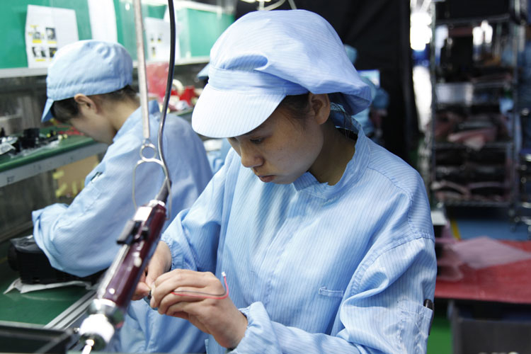 Foxconn не хватает рабочих рук для сборки iPhone 12. Рабочих заманивают огромными премиями