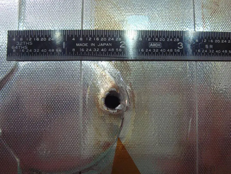  Космический мусор прошил радиатор шаттла Endeavour после одной из миссий, NASA 