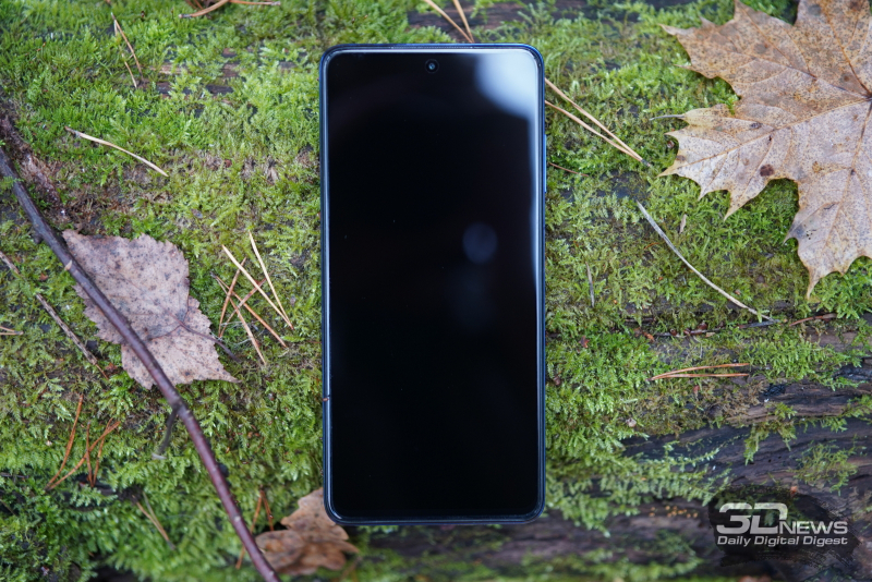  Xiaomi POCO X3 NFC, лицевая панель: в верхней части экрана — вписанная прямо в его поверхность фронтальная камера, под верхней кромкой — динамик 