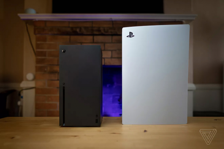 Гиганты готовы к штурму гостиных: размеры PlayStation 5 и Xbox Series X сравнили на совместных фото