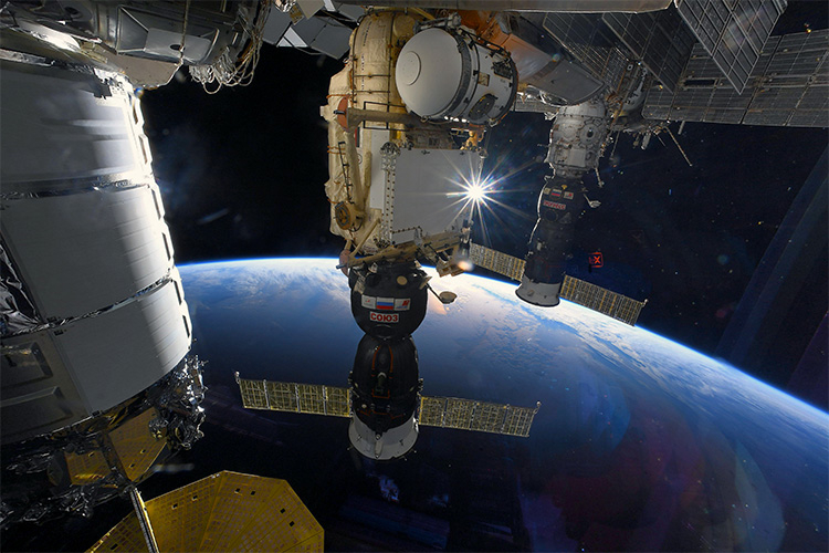 Фото с бора МКС на землю и пристыкованные корабли (космонавт С. Кудь-Сверчков)