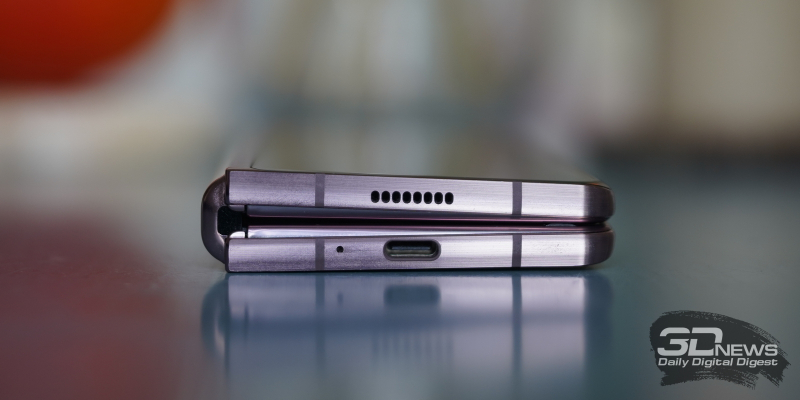  Samsung Galaxy Z Fold2, нижние грани: второй динамик, микрофон и порт USB Type-C 