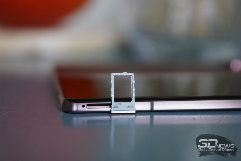  Samsung Galaxy Z Fold2, слот для единственной карточки стандарта nano-SIM 
