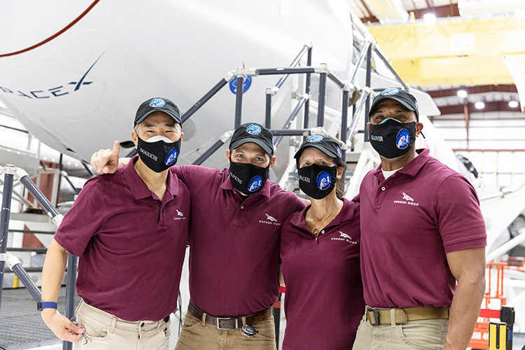 Космонавты миссии Crew-1 позируют для фото перед космическим кораблем Crew Dragon, названным Resilience (SpaceX)