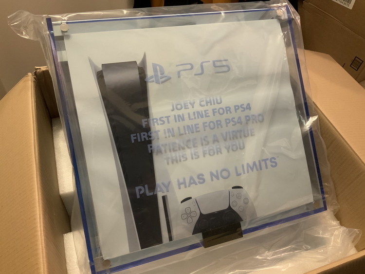 Sony подарила PlayStation 5 фанату, который когда-то первым купил PS4 и PS4 Pro