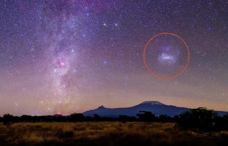 Галактика-спутник Большое Магелланово Облако (обведена кругом)