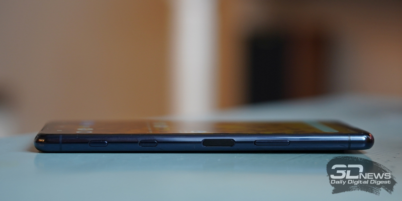  Sony Xperia 5 II, правая грань: клавиша регулировки громкости, клавиша включения/блокировки со сканером отпечатков, клавиша вызова Google Assistant, кнопка спуска камеры 
