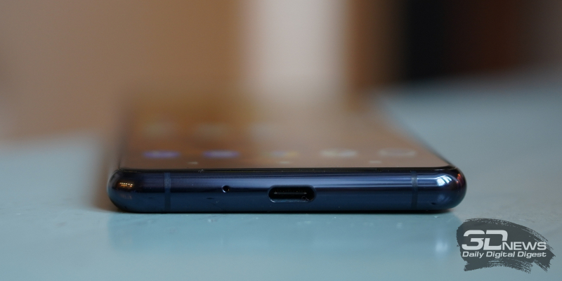  Sony Xperia 5 II, нижняя грань: порт USB Type-C и микрофон 