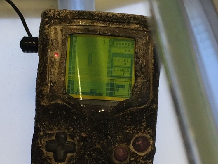 На Game Boy, которая пережила бомбардировку, удалось запустить Tetris