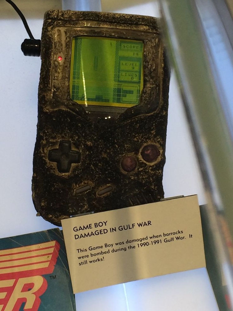 На Game Boy, которая пережила бомбардировку, удалось запустить Tetris