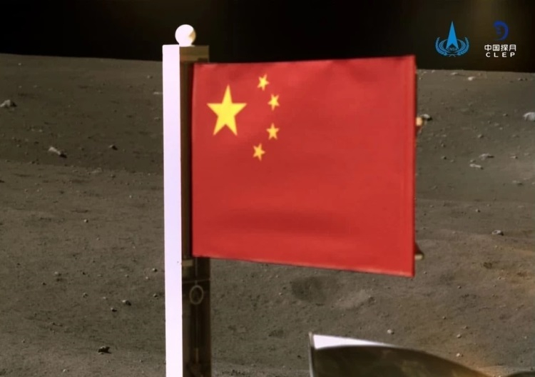 Космический аппарат «Чанъэ-5» установил на поверхности Луны флаг Китая
