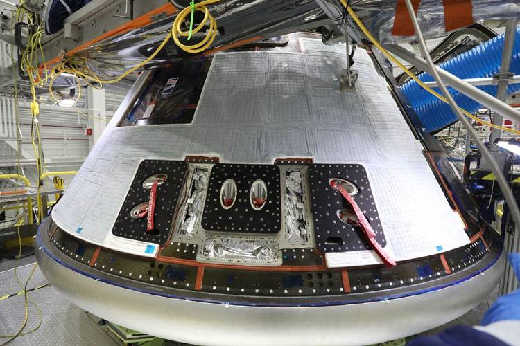 Сборка капсулы для второго испытательного полёта. Источник изображения: NASA