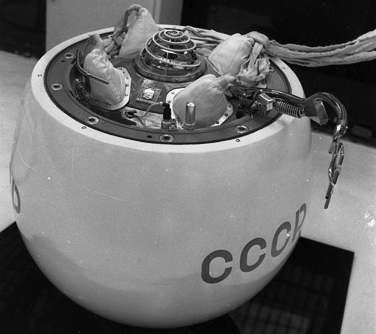 Спускаемый аппарат межпланетной автоматической станции «Венера-7». Виден вымпел с барельефом В.И. Ленина. Фото из архива РГАНТД