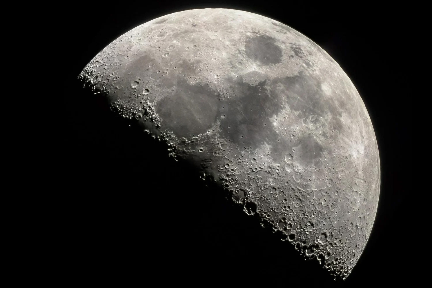 Рогозин планирует отправить космонавтов к Луне в 2028 году