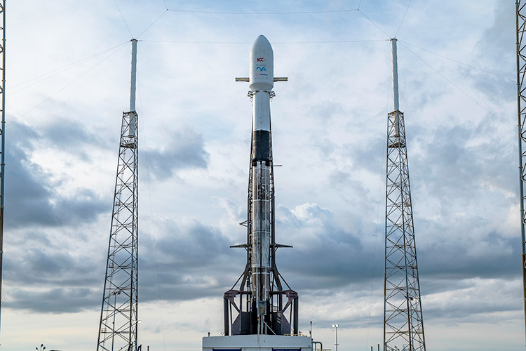 Falcon 9 на площадке перед стартом миссии Turksat 5A
