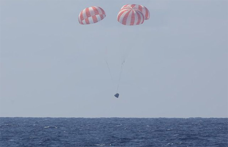 Капсула SpaceX Dragon приводняется в Тихом Океане, 21 мая 2015 года (SpaceX)