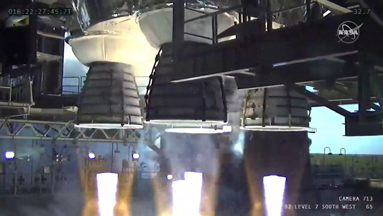  Четыре двигателя RS-25 ракеты SLS вблизи во время теста (NASA TV) 