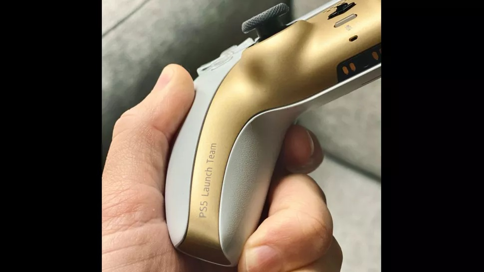 Sony подарила сотрудникам уникальные геймпады для PS5 особой расцветки
