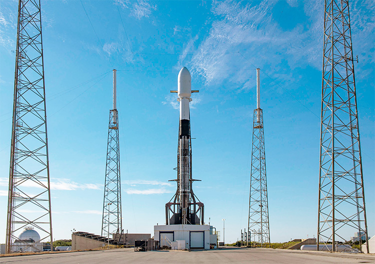 Falcon 9 со 143 спутниками на площадке 22 января (SpaceX)