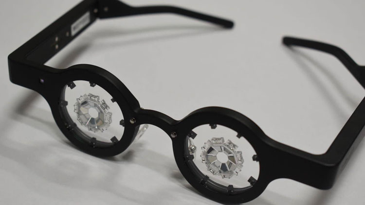 Японцы создали и тестируют умные очки для коррекции близорукости без хирургии