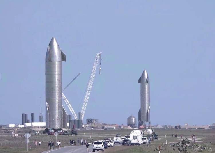 SN10 (слева) доставляется на свой испытательный стенд, а SN9 стоит на собственной площадке &mdash; Южный Техас, недалеко от Бока-Чика, 29 января 2021 года