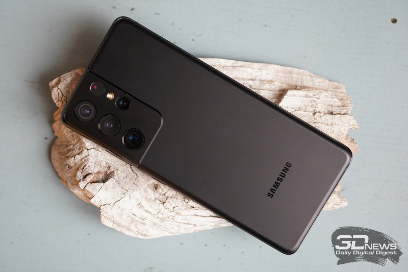  Samsung Galaxy S21 Ultra, задняя панель: в углу — блок камер с четырьмя объективами, светодиодной вспышкой и сенсорами 