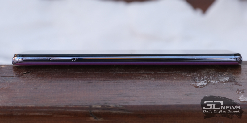  Infinix Note 8, левая грань: слот для двух SIM-карт и одной карты памяти MicroSD 