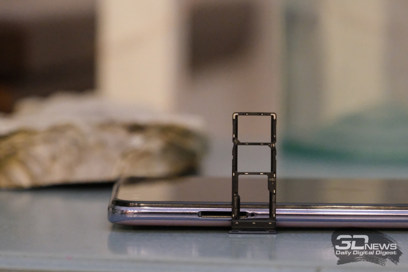  Слот для двух карточек nano-SIM и одной карточки MicroSD 