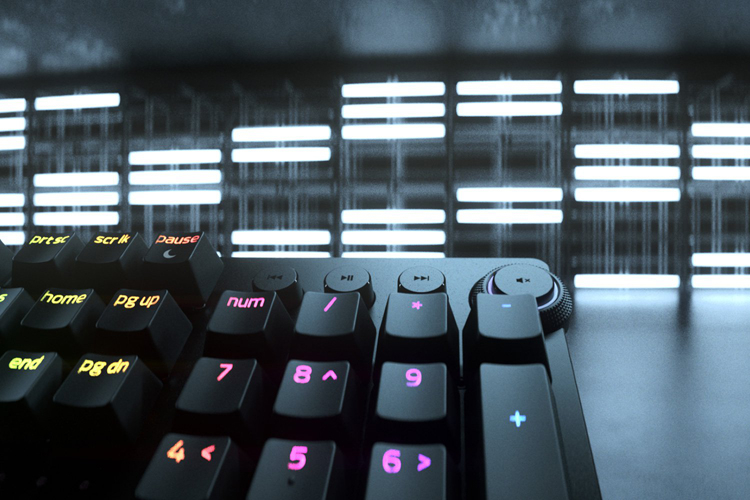 Клавиатура Razer Huntsman V2 Analog снабжена оптическими переключателями