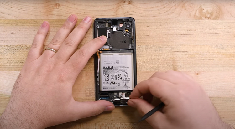 Починить Samsung Galaxy S21 будет легче, чем предшественника, но всё ещё непросто