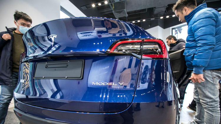 Электромобиль Tesla Model Y в одном из салонов в Китае. Источник изображения: AP